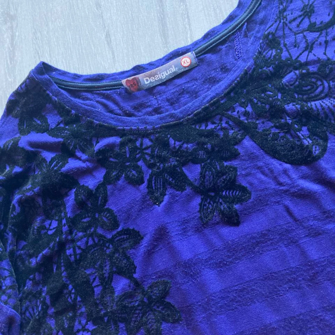 Lila långärmad topp från Desigual med spetsdetaljer - 1