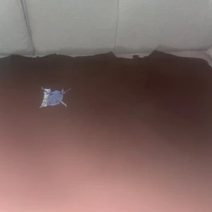 Svart t-shirt med blått demontryck och vingar - 2 tröjor för 100kr 