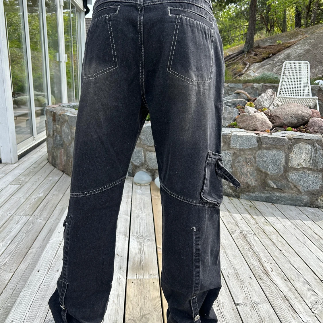 Svarta cargopants med broderade detaljer - 1