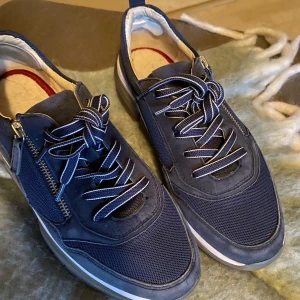 Promenadskor - Superfina knappt använda då jag har andra! Nyskick! Mkt sköna! Dyra i inköp, slumpas nu! Strl 40