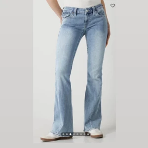 Ljusblå bootcut jeans från True Religion - Säljer ett par ljusblå jeans från True Religion med bootcut-passform. Använda 1 gång. Ny pris 1300