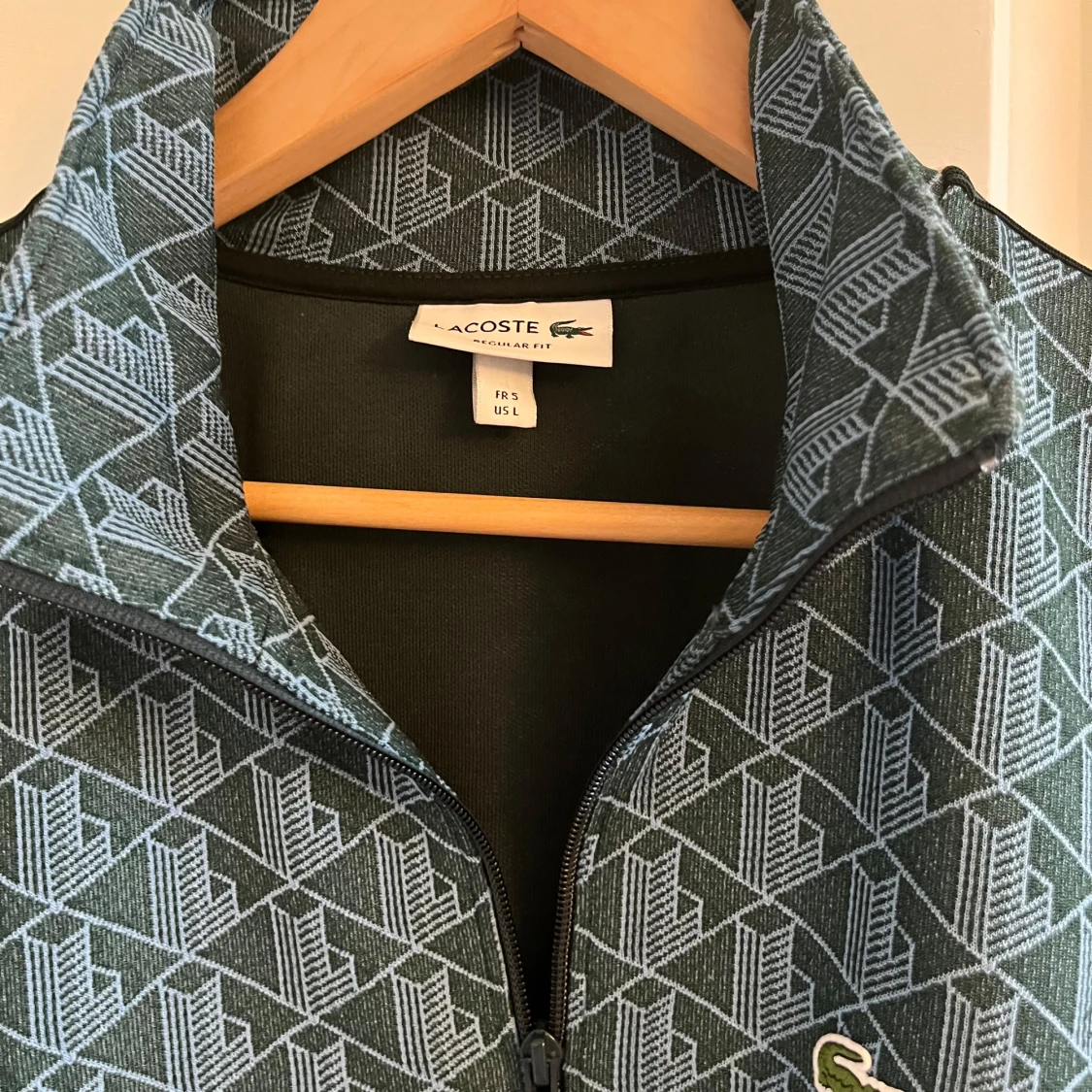 Mönstrad blå track jacket från Lacoste - 2