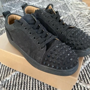 Svarta Christian Louboutin Skor - Säljer ett par svarta Christian Louboutin Skor. Säljer pågrund av att dom är för små. Skick 9/10 och säljer lite billigare för jag tappat bort kvittot. Box får du med!