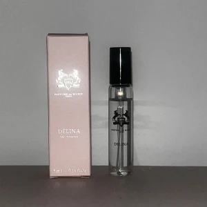 Delina Eau de Parfum 5 ml från Parfums de Marly - Delina Eau de Parfum från Parfums de Marly i en smidig 5 ml sprayflaska. Kommer i en ljusrosa kartong med silverdetaljer och svart lock på flaskan. Perfekt storlek för att ta med sig i väskan.