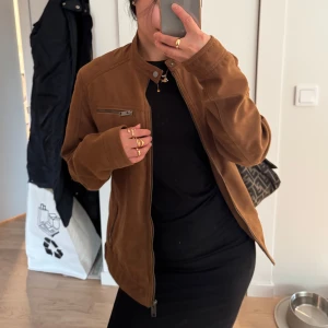 Mockajacka storlek S - Mockajacka från Jack&jones i storlek S herrstorlek, men sitter bra på en XS och S dam om man vill ha den oversize. Jag har XS/S i kläder och har haft denna som oversize. I mycket fint skick utan defekter eller andra anmärkningar. 