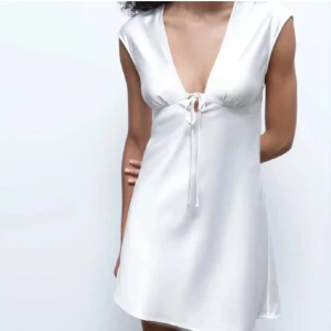 Zara klänning - Klänning från zara använd en gång storlek S🤍