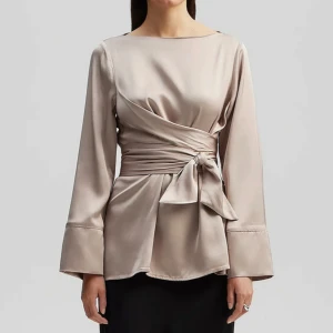 Beige satintopp med knytband - Demi wrap blouse från By Malina. Använd ca 2 gånger. Nypris går på 2600kr. 