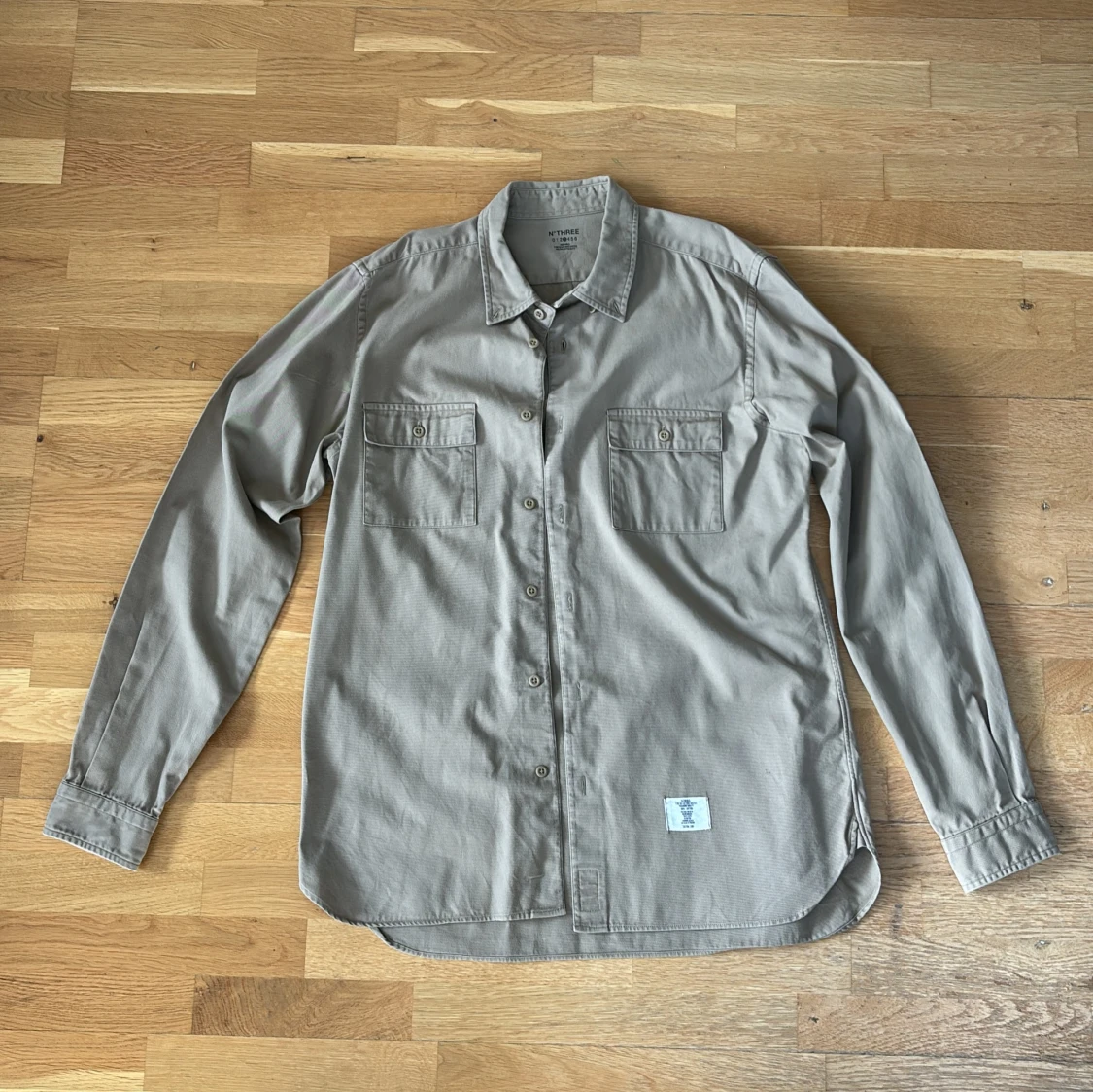 Beige skjorta med fickor