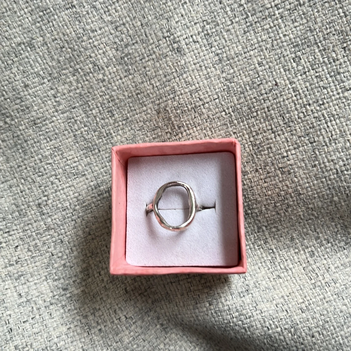 Silverfärgad ring med oval form