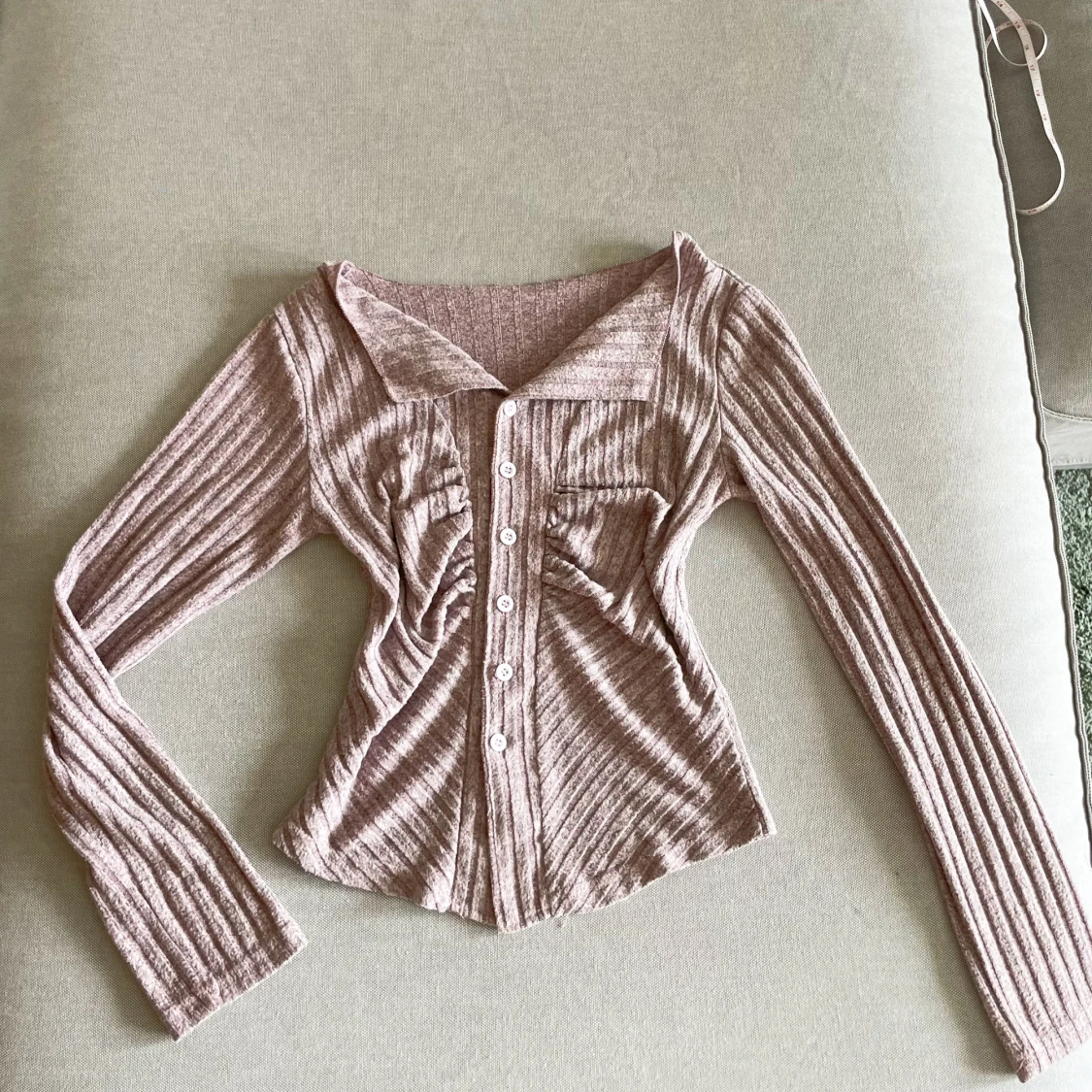 Rosa ribbad croppad kofta med knappar