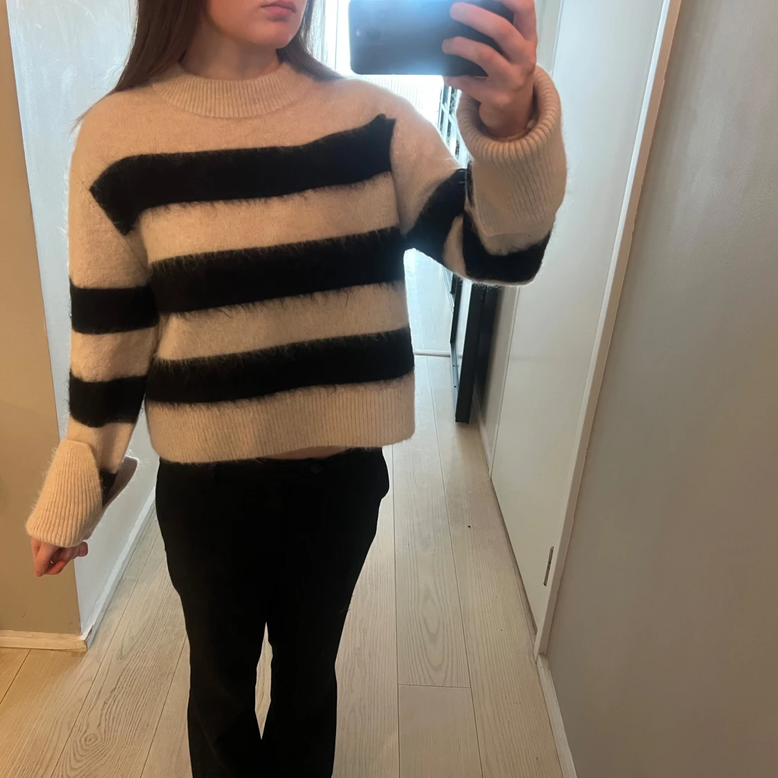 Randig stickad tröja i svart och beige - 1