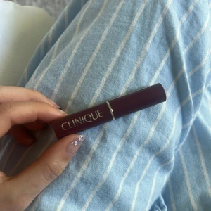 Black Honey läppstift från Clinique (mini version) - Säljer det virala ”Black honey almost lipstick” från Clinique med elegant hylsa i matt finish och silverdetalj. Läppstiftet har en snedskuren topp för enkel applicering och ger en djup, bärig färg till läpparna. Det är Cliniques travel size/gift version köpt från Apotea. Fick hem den idag 2025-05-19 och testade den EN gång, men färgen passade ej med min hudton. Annars helt splittrans ny! 