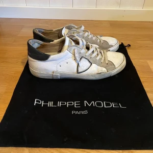 Philippe models - Ett par philippe models i storlek 41 men sitter som 41,5,skick enligt bilderna. Flera defekter finns, skriv privat för mer info. Dustbg ingår. Köptes nya på kicks n stuff i göteborg för ungefär ett år sedan för 2599 kr mitt pris 600 kr priset kan diskuteras vid en snabb affär hör av er vid frågor