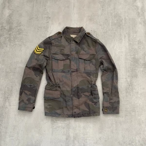 Fieldjacket från Zadig Voltaire  - Säljer en field jacket från Zadig Voltaire | skicket på jackan är 8/10 väldigt bra| storlek s| ny pris 6000 kr: mitt pris 799 | skriv vid frågor och funderingar        