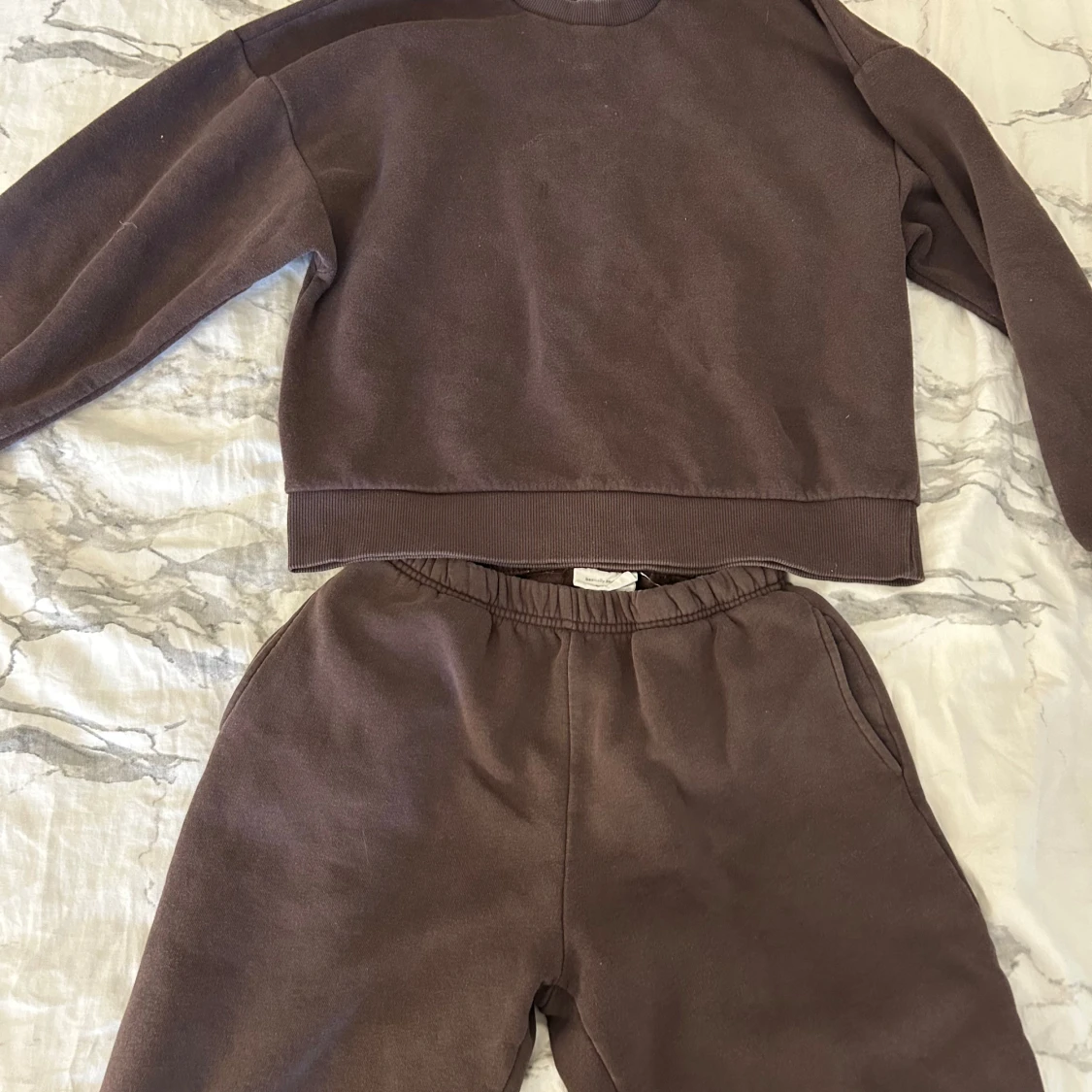 Brun sweatshirt från Basically Basic - 1