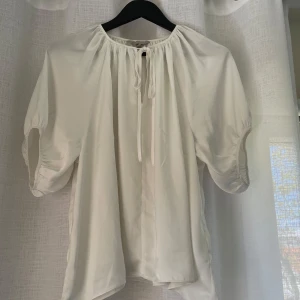 Blus - Vit blus från h&m, använd ett fåtal gånger 