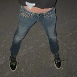 Mörkblå bootcut jeans från True Religion - Priser kan diskuteras. Säljer ett par mörkblå jeans från True Religion med bootcut passform och klassiska kontrastsömmar. Byxorna har låg midja. Byxorna säljs inte längre på hemsida. De går att justera i midjan. 