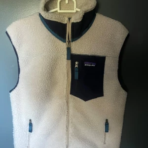 Vit fleeceväst från Patagonia - Säljer min patagonia väst i iprincip nyskick. Endast använd en gång! Storlek M. Hör av dig vid frågor och funderingar😃