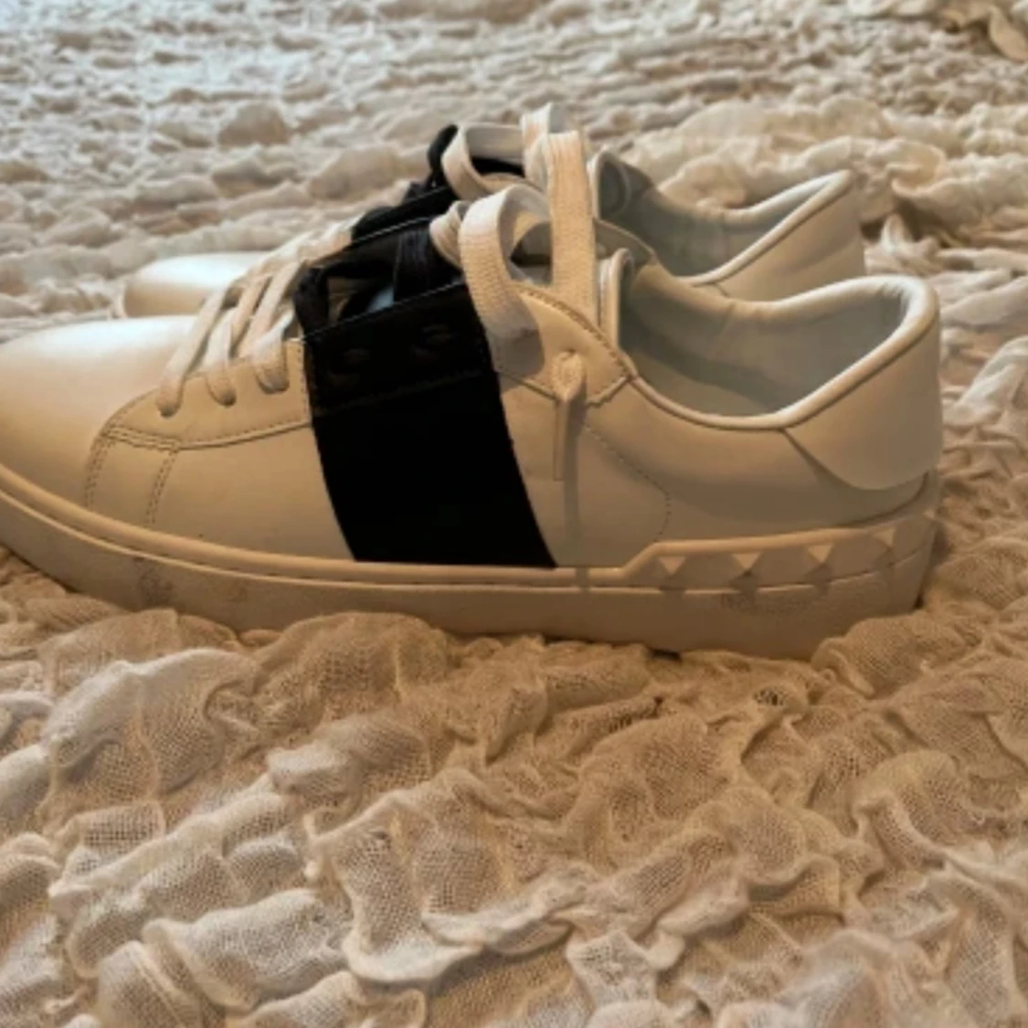 Valentino sneakers med svart detalj
