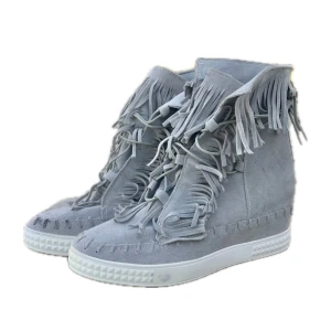 Grå wedge sneakers med fransar - Säljer ett par unika grå sneakers med massor av fransdetaljer och snörning framtill. Skorna har vit platt sula och dekorativa sömmar runt tån. Finns ett par minimala defekter som syns i bild 💓