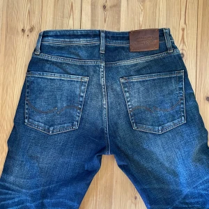 Blå jeans från Jack & Jones - Säljer ett par klassiska blå jeans från Jack & Jones.  perfekt skick i storlek 32. Hör av dig fid funderingar, pris kan diskuteras!