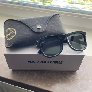 Svarta Wayfarer Reverse solglasögon från Ray-Ban - Endast använda ett tiotal gånger, låda och fodral finns. Nypris 2200kr.