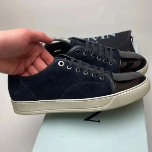 Lanvin skor - Lanvin skor. Färg mörkblå. Storlek 41 men sitter större passar även 42 | box och dustbag medföljer vid köp