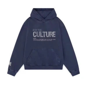 Mörkblå hoodie med textdetalj - Säljer en mörkblå hoodie med texten 'FOR THE CULTURE' i stenar på bröstet. Tröjan har huva, magficka och ribbade muddar. Perfekt för en avslappnad stil.