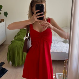 Röd klänning  - Säljer en röd ärmlös klänning, perfekt för varma dagar och enkel att styla med accessoarer. Storleken är M men passar även XS/S då materialet är stretchigt❤️