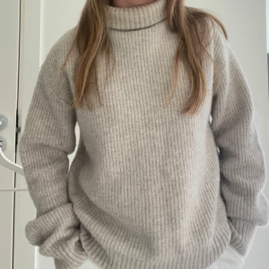 Stickad polo tröja  - Stickad polo tröja ifrån H&M i nyskick.
