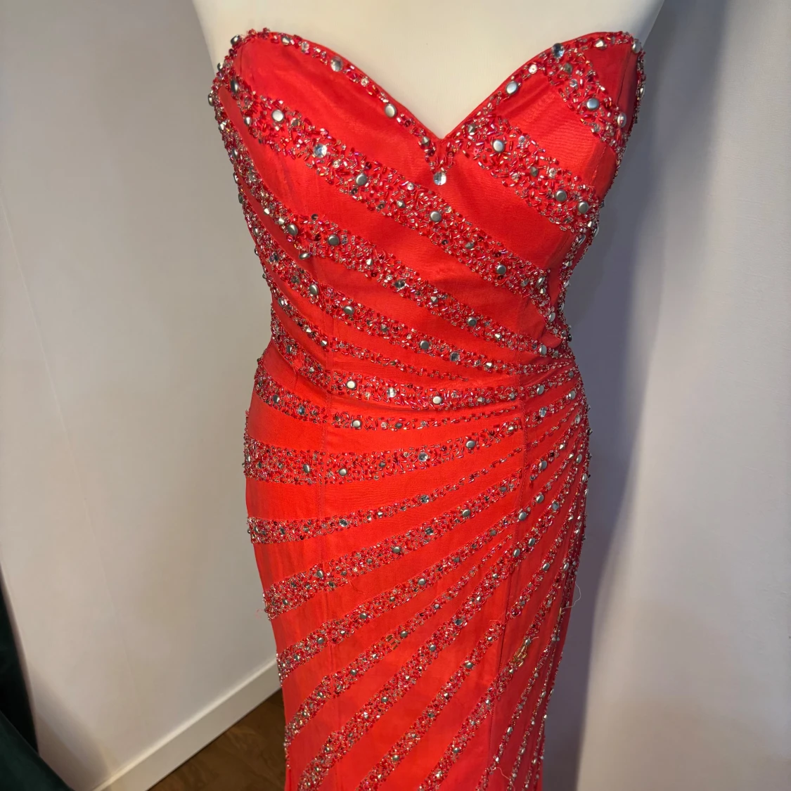 Röd glittrig långklänning med paljetter - 1
