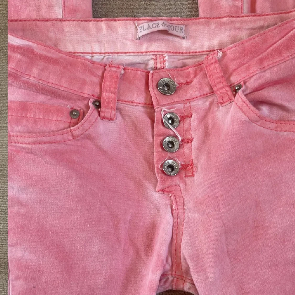 Rosa bootcut jeans med vita paneler från Place du Jour - 1