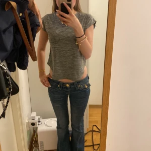 Träningströja från Oxide - Säljer en grå träningströja från Oxide. Tröjan har snygg passform som sitter tight men löst upptill och släpper ut längre ner. Perfekt för dig som gillar att träna!