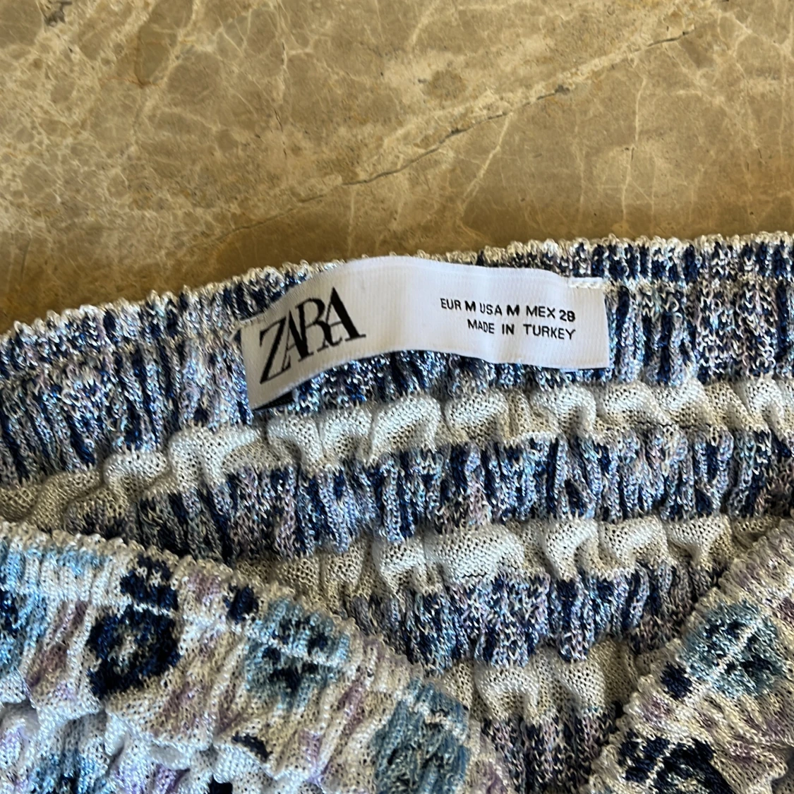 Blommig långärmad topp från ZARA och vit korsett-topp - 1