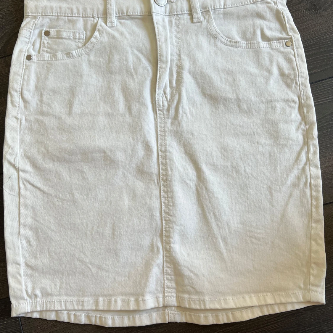 Vit jeanskjol från Cubus