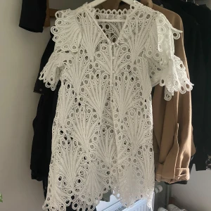 Vit spetsklänning från BYIC - Säljer en superfin vit klänning från BYIC i spets.