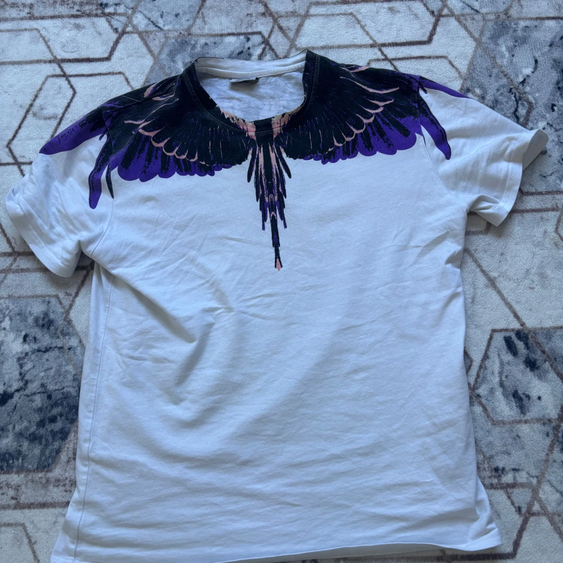 Vit Marcelo burlon t-shirt med lila och svart vingmönster - 1