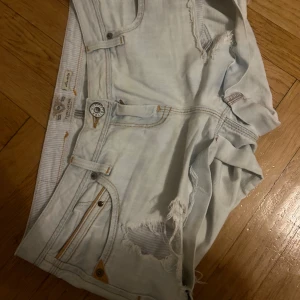 Snygga jeansshorts - Vintage jeansshorts köpta från River Island med slitna detaljer❤️ Trendiga och perfekt för sommaren!