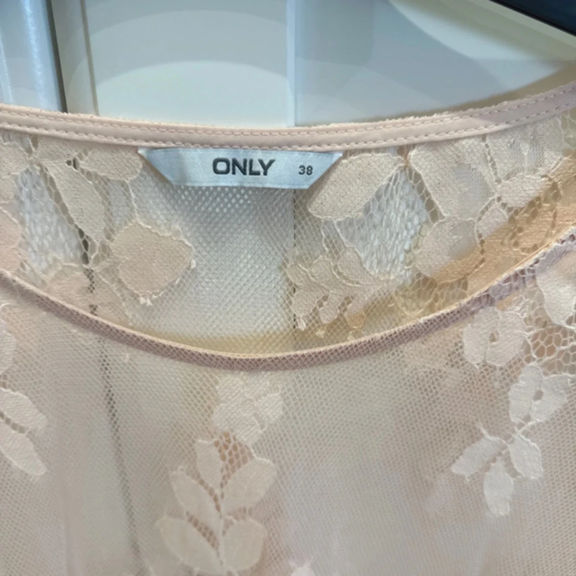 Ljusrosa spetsblus från ONLY - 2