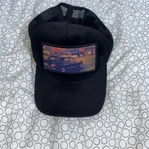 Svart keps från Garavelli med bildmotiv - Svart keps från Garavelli 