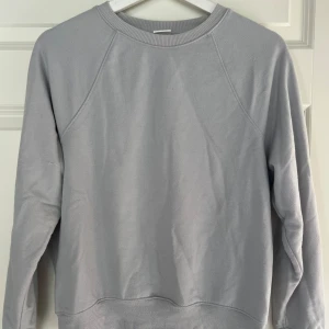 Ljusgrå tröja från H&M - En enkel ljusgrå tjocktröja från H&M. Tycker inte om tröjan så mycket så därför säljer jag❤️Inget fel på den alls. 