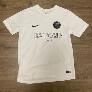 Vit PSG x Balmain fotbollströja - Vit Psg x Balmain fotboll tshirt i bra skick