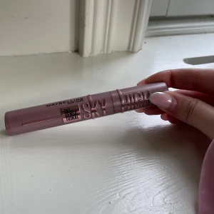 Maybelline newyork mascara - Säljer denna omtalade mascara från maybelline newyork, ”sky high” säljer då jag har dubbletter 🥰🥰