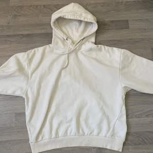 Vit hoodie🩷 - Hej jag säljer en basic vit hoodie, den  är i ett mycket bra skick och den är i storlek S🩷Kontakta mig för fler bilder, mått eller andra frågor💝säljer då jag inte använder den längre. 