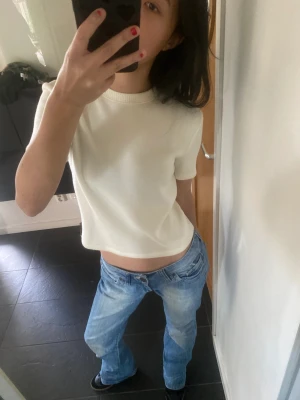 Stickad t shirt  - Vit/beige stickad t shirt ifrån zara! Bra skick. Återpublicerad💕