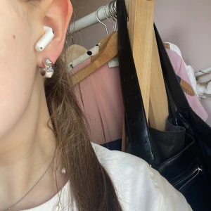 Silvriga örhängen från Edblad med nitar - Säljer ett par silvriga örhängen från Edblad med nitar. Nästan aldrig använda och jättebra kvalité❤️❤️