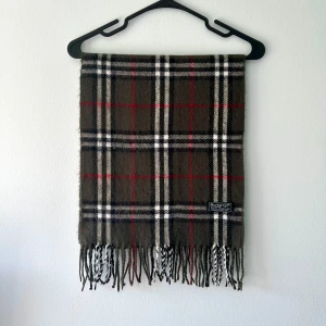 Burberry halsduk olivgrön - Olivgrön rutig halsduk från Burberry. Halsduken är äkta. Hör gärna av dig vid minsta fundering😊 Besök gärna min profil för mer trendiga kläder😊