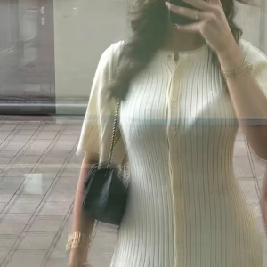 Ljus ribbad klänning med knappar - Säljer min sandro klänning då jag beställde den i fel storlek, klänningen är i storlek S med prislapp på.