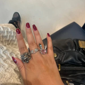 Silver Ringer  - 149kr /styck, 2 = 249kr 3 = 299kr💖💖 Lämgst till höger är justerbar den längst till vänster är 18 mm (motsvarar M) de två i mitten är 16,8 (motsvarar S)