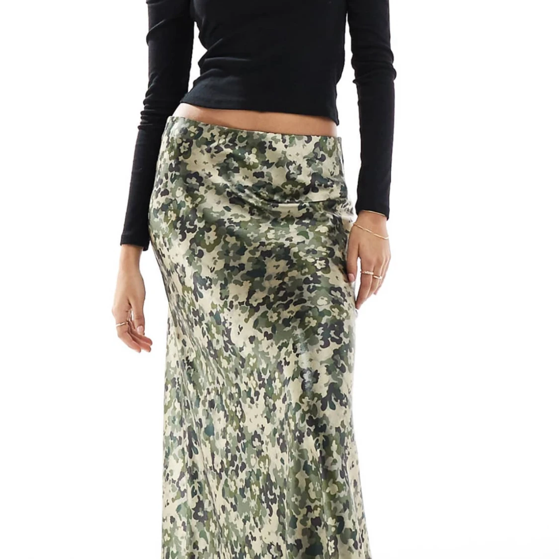 Camo-mönstrad långkjol i satin - 2